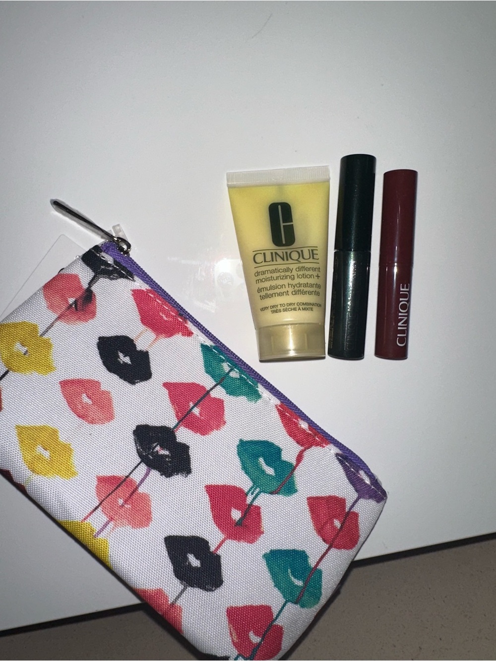 Clinique 4-Piece Makeup Set NWT - Picture 2 of 3